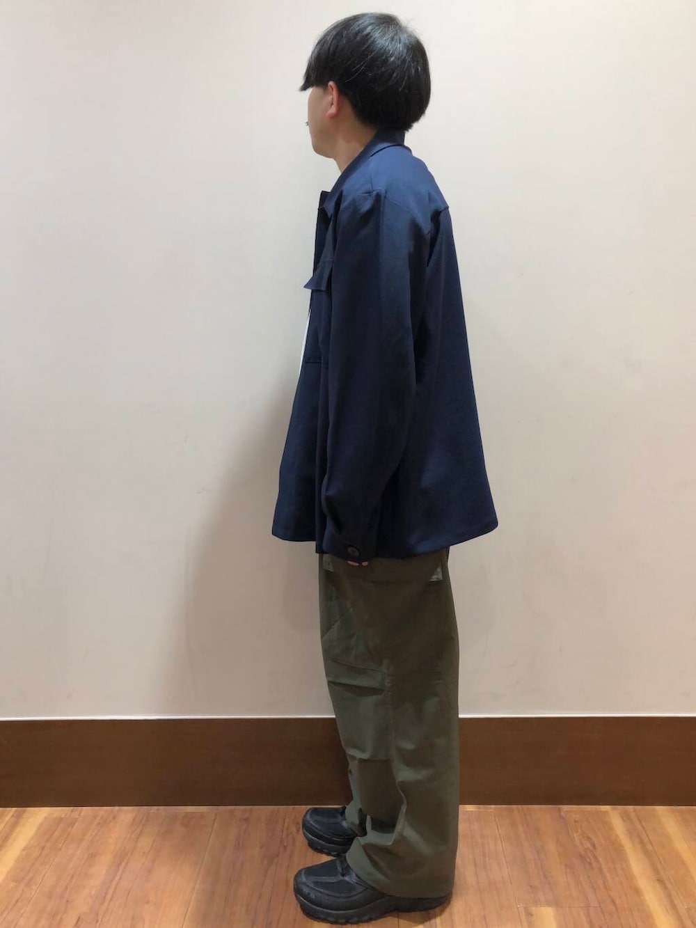 グリーン系のその他パンツ、ホワイト系のTシャツ/カットソー、ブルー系のその他アウターを着用したメンズの春コーディネートの3枚目の写真