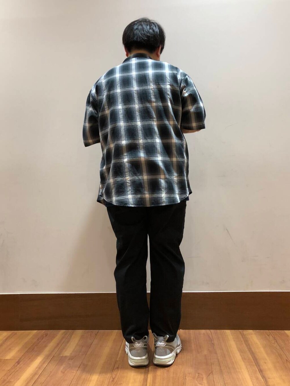 ブラック系のその他パンツ、ブルー系のTシャツ/カットソーを着用したメンズの春コーディネートの3枚目の写真
