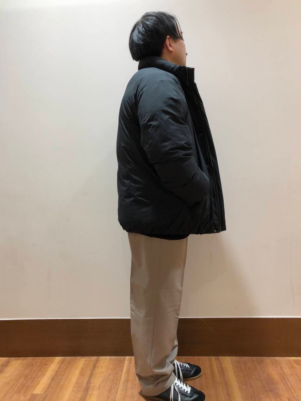 ベージュ系のその他パンツ、ブラック系のダウンジャケット/コート、ブラック系のニット/セーターを着用したメンズの冬コーディネートの2枚目の写真
