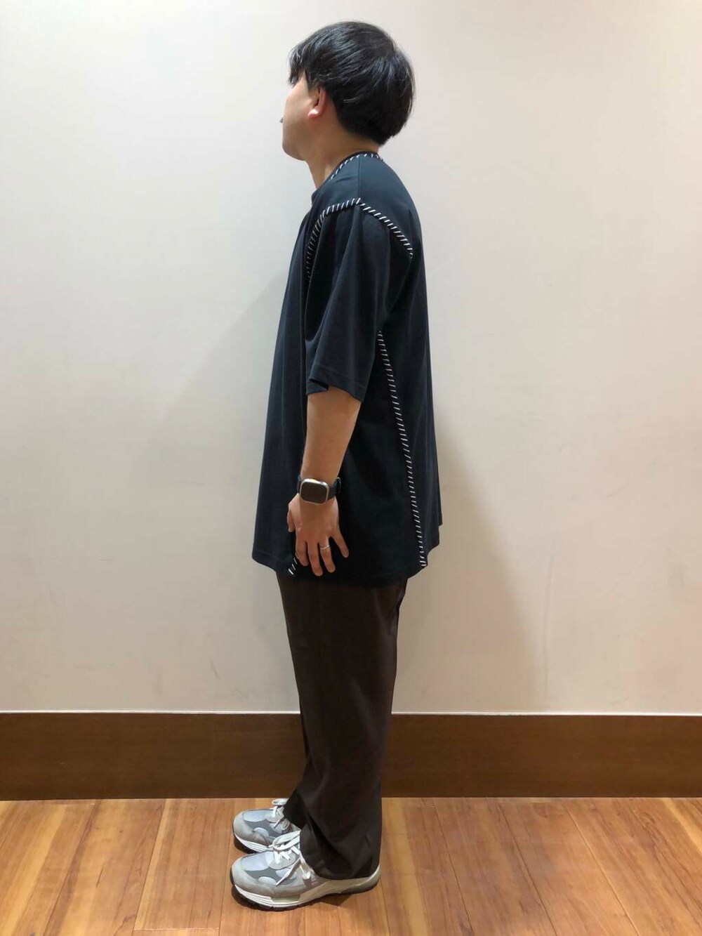 ブラウン系のその他パンツを着用したメンズの夏コーディネートの2枚目の写真