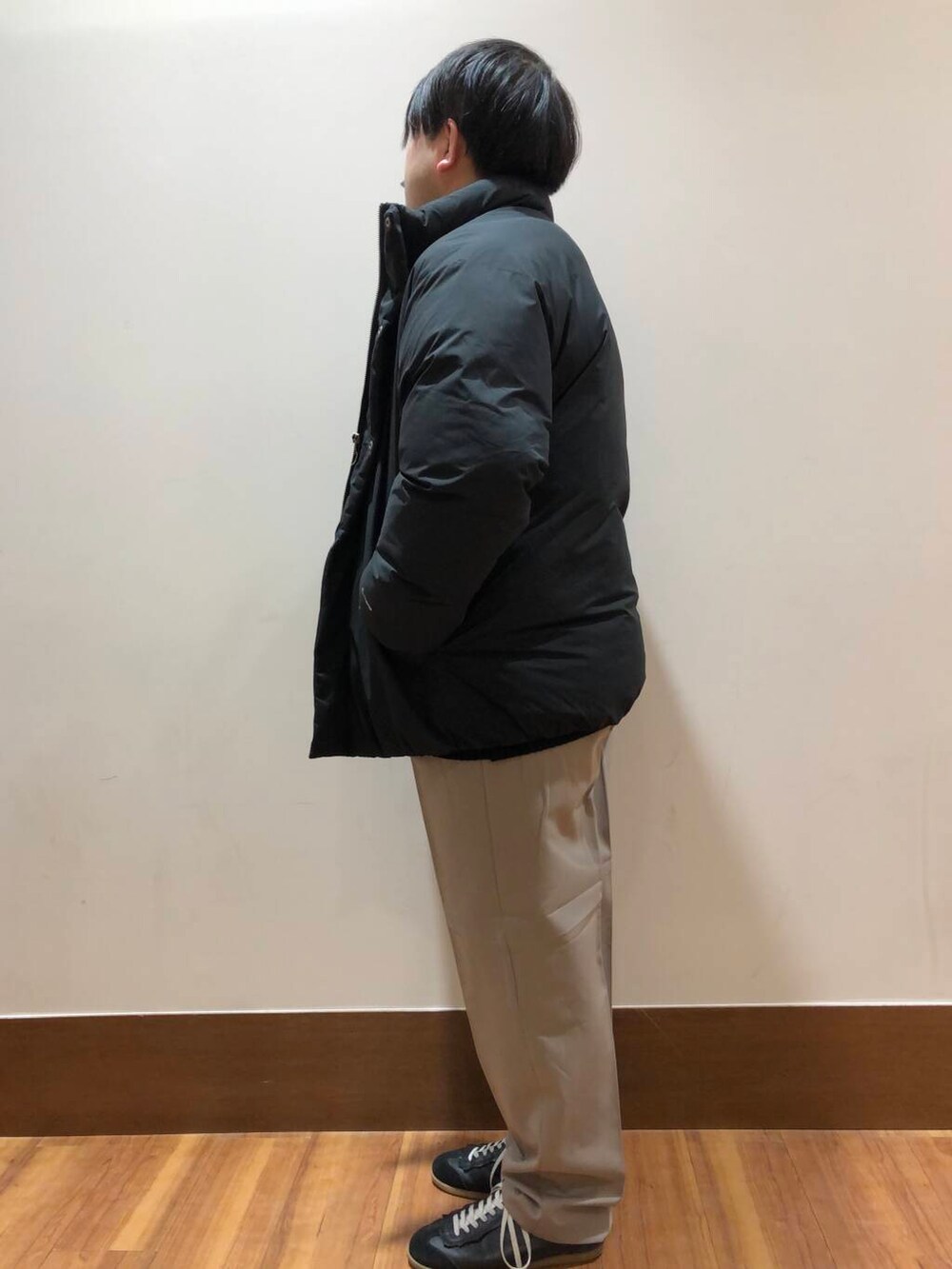 ベージュ系のその他パンツ、ブラック系のダウンジャケット/コート、ブラック系のニット/セーターを着用したメンズの冬コーディネートの4枚目の写真