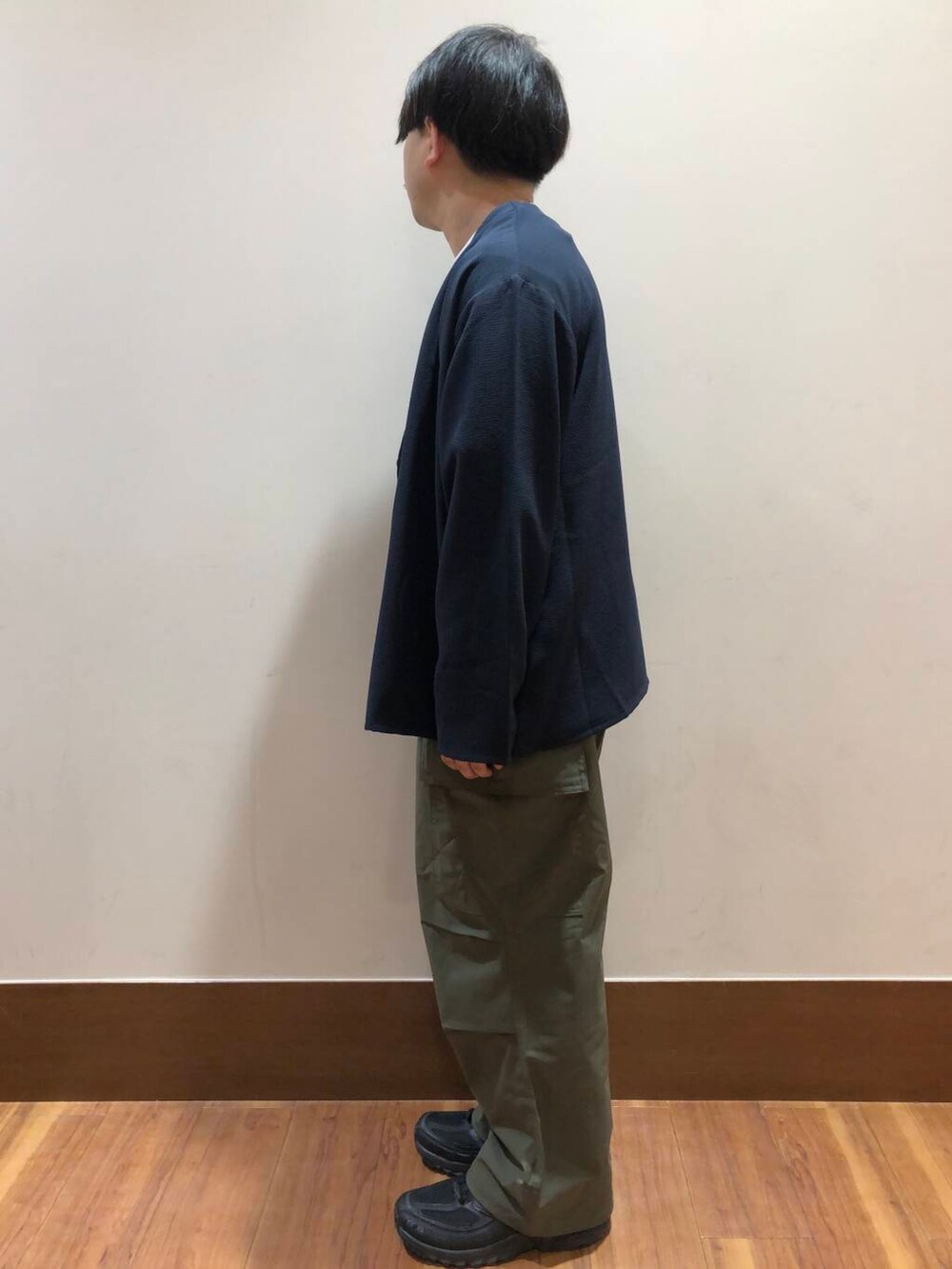 グリーン系のその他パンツ、ブルー系のカーディガン/ボレロを着用したメンズの春コーディネートの3枚目の写真