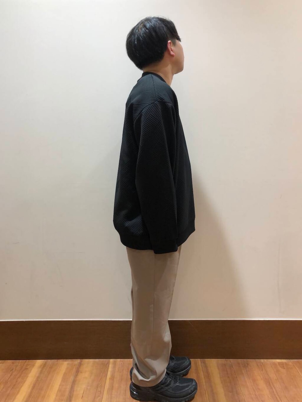 ベージュ系のその他パンツ、ブラック系のスニーカー、ベージュ系のその他パンツを着用したメンズの冬コーディネートの2枚目の写真