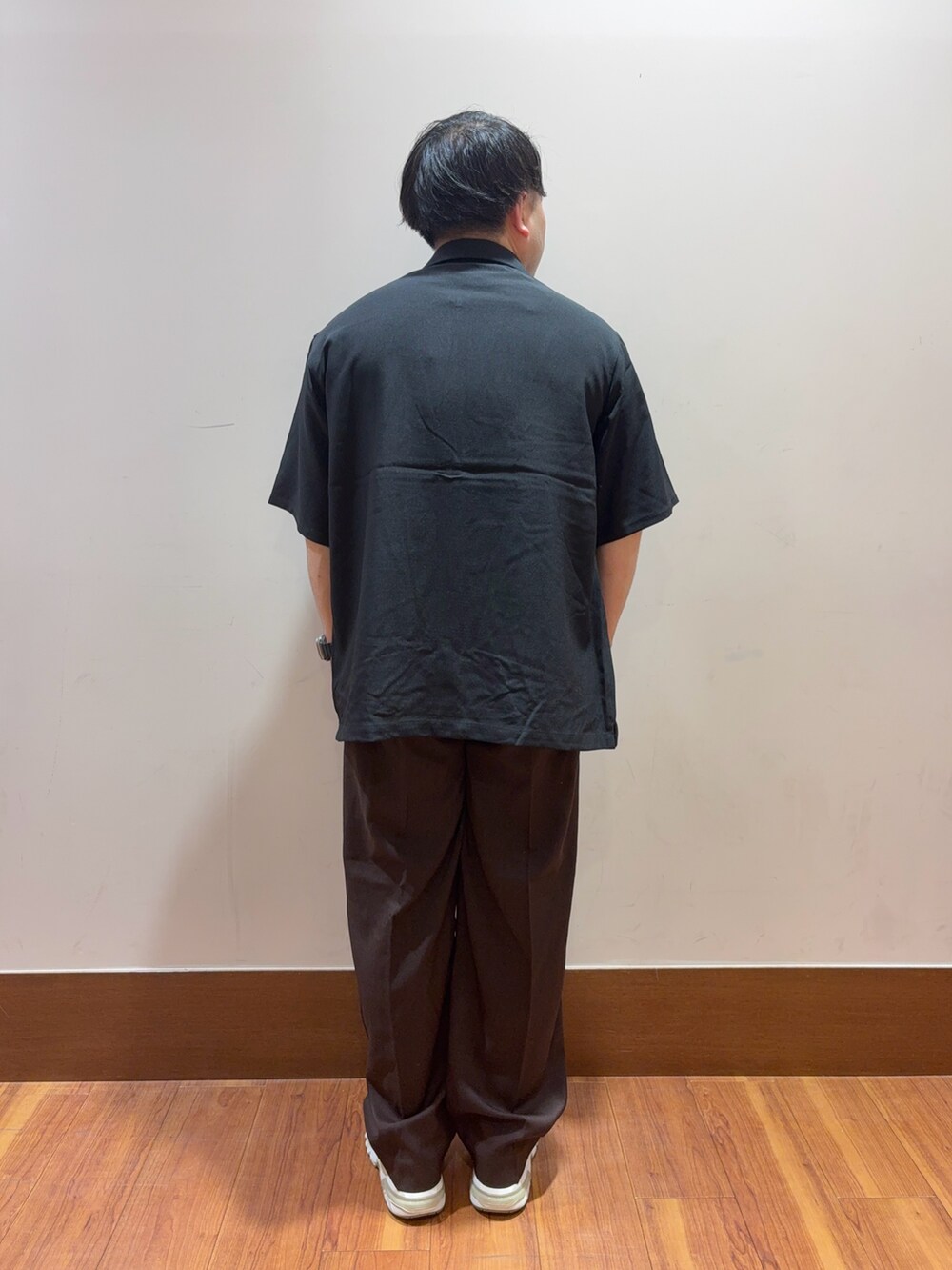 ブラック系のシャツ/ブラウス、ホワイト系のTシャツ/カットソー、ブラウン系のその他パンツを着用したメンズの夏コーディネートの3枚目の写真