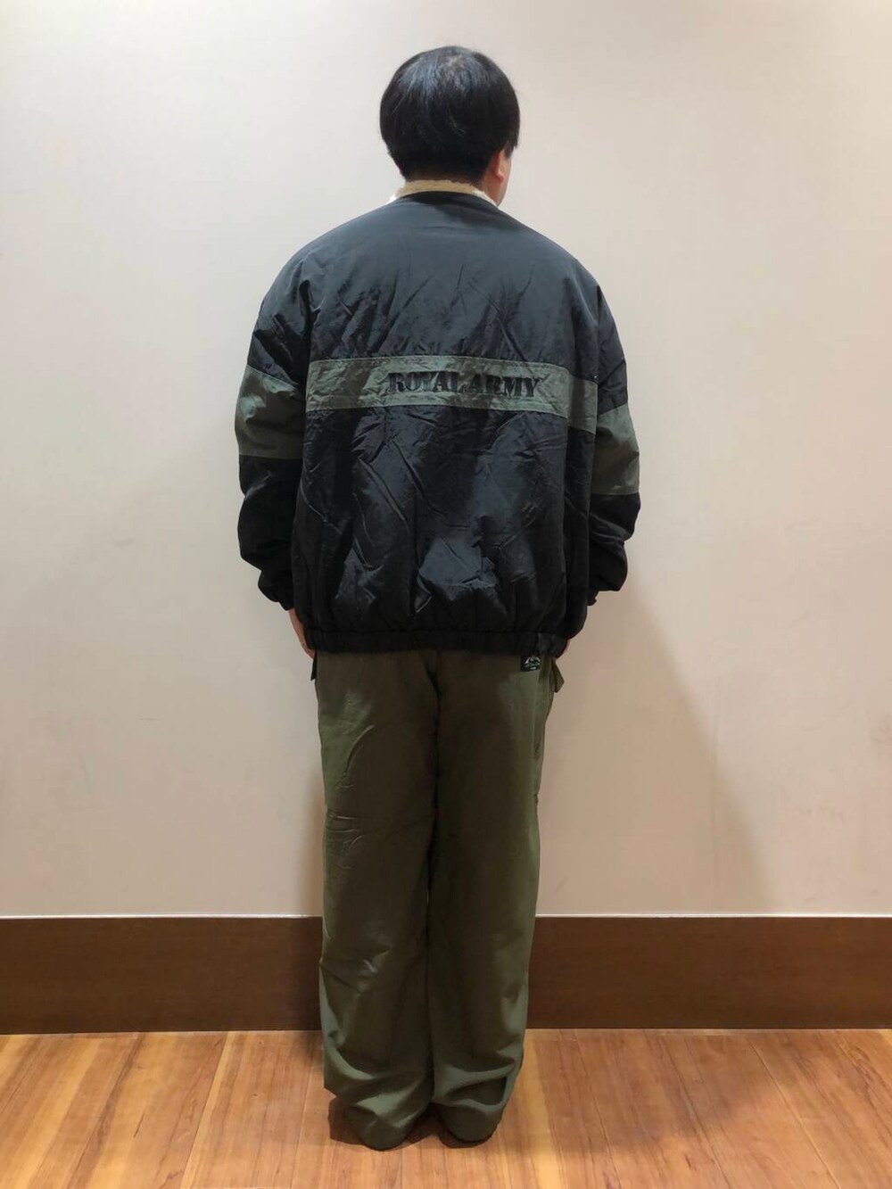 グリーン系のその他パンツ、ブラック系のナイロンジャケット、ベージュ系のスウェットを着用したメンズの冬コーディネートの3枚目の写真