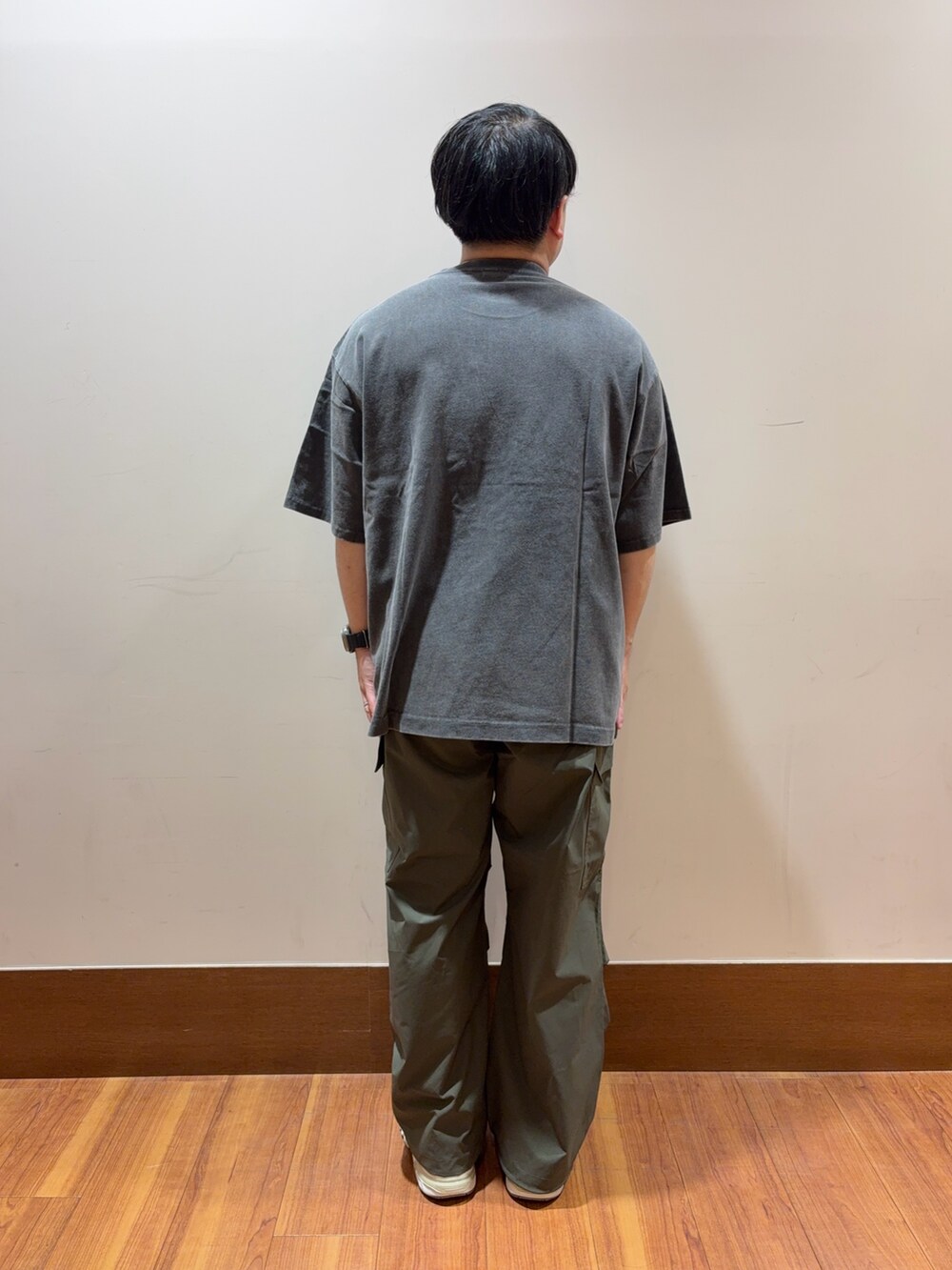 その他のTシャツ/カットソー、グリーン系のその他パンツを着用したメンズの夏コーディネートの3枚目の写真