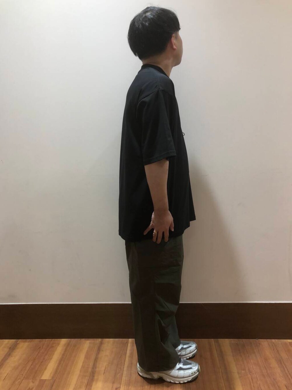 グリーン系のその他パンツ、ブラック系のTシャツ/カットソーを着用したメンズの夏コーディネートの2枚目の写真