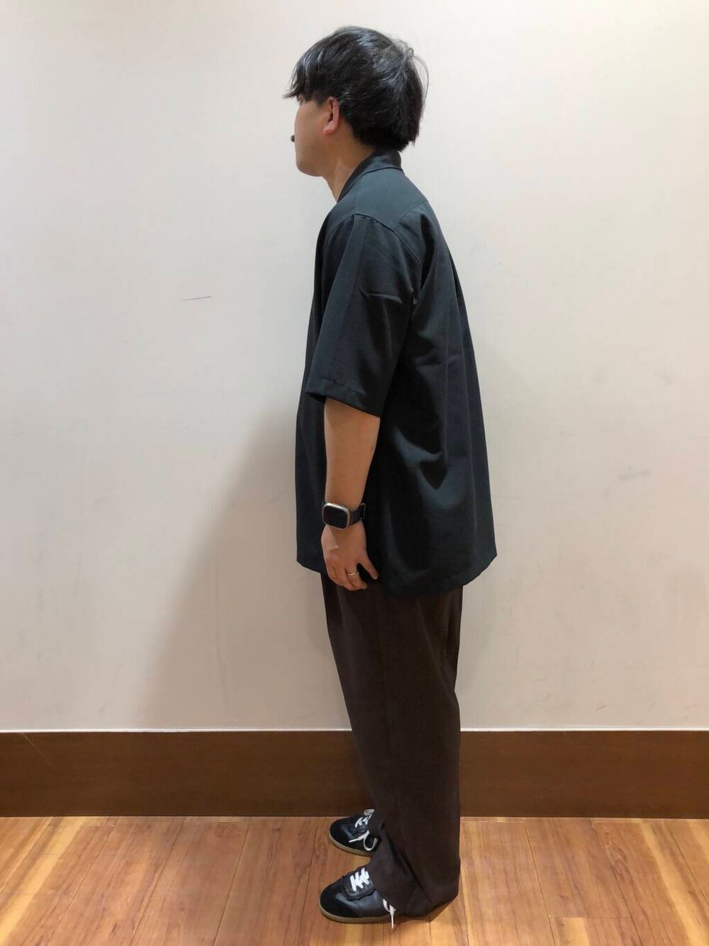 ブラウン系のその他パンツ、ブラック系のシャツ/ブラウスを着用したメンズの夏コーディネートの2枚目の写真