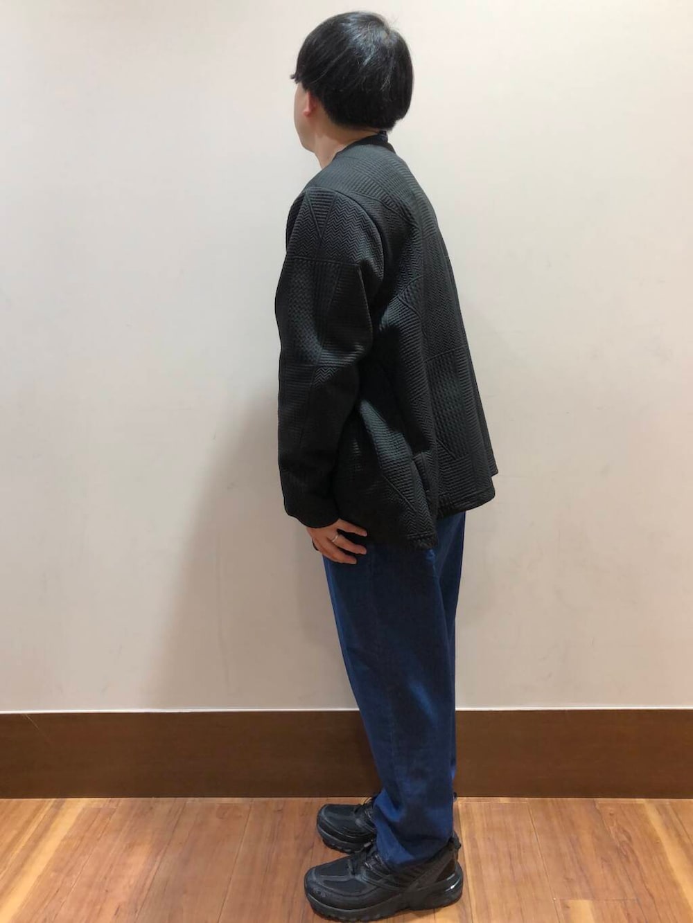 ブルー系のその他パンツ、ブラック系のカーディガン/ボレロ、ホワイト系のTシャツ/カットソーを着用したメンズの春コーディネートの3枚目の写真