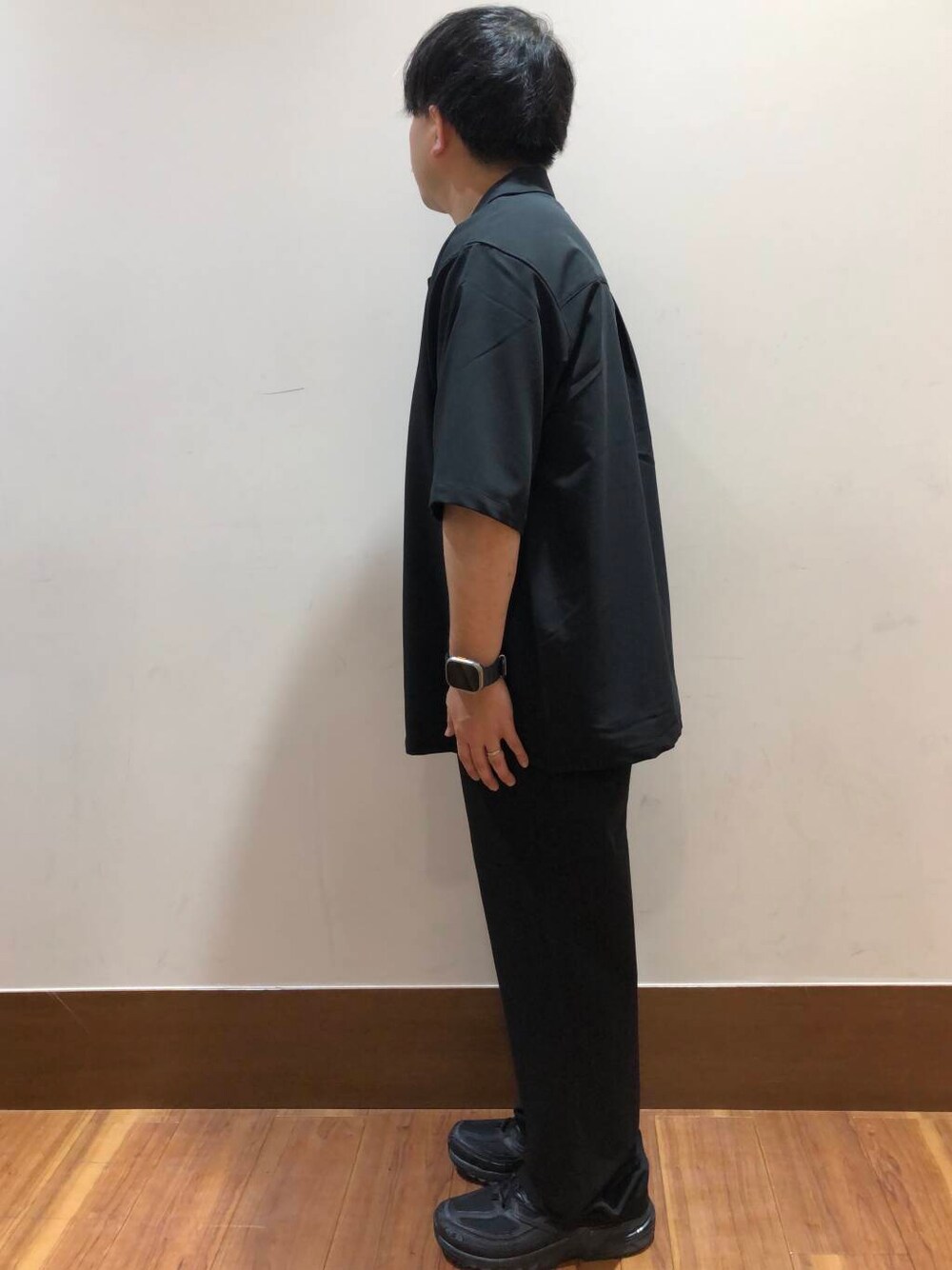 グリーン系のTシャツ/カットソー、ブラック系のシャツ/ブラウスを着用したメンズの夏コーディネートの2枚目の写真