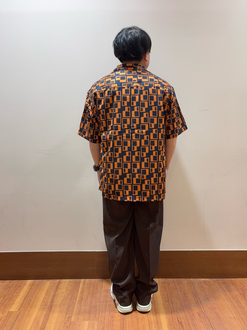 ブルー系のシャツ/ブラウス、ブラック系のTシャツ/カットソー、ブラウン系のその他パンツを着用したメンズの夏コーディネートの3枚目の写真