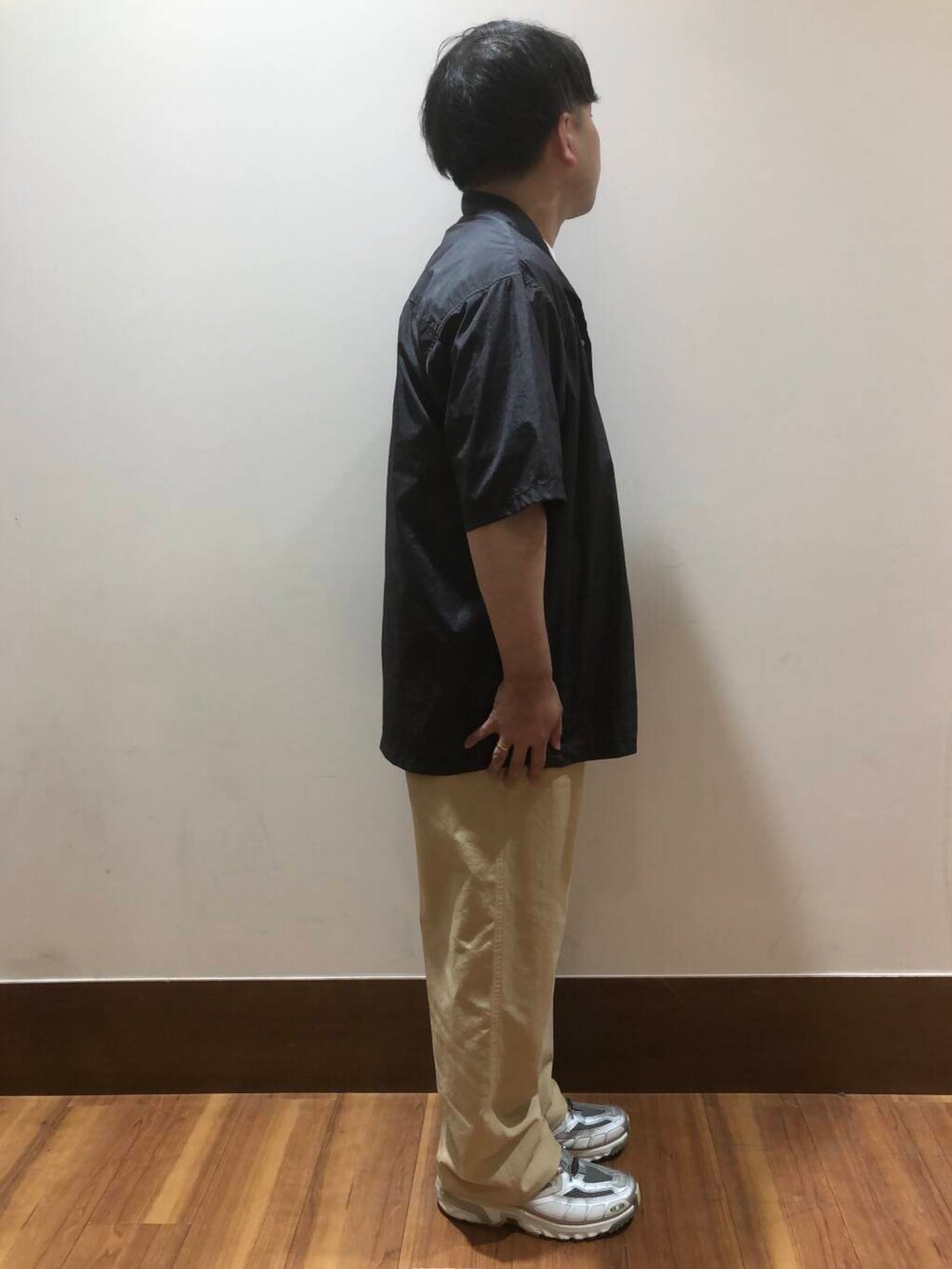 ブラック系のシャツ/ブラウスを着用したメンズの夏コーディネートの2枚目の写真