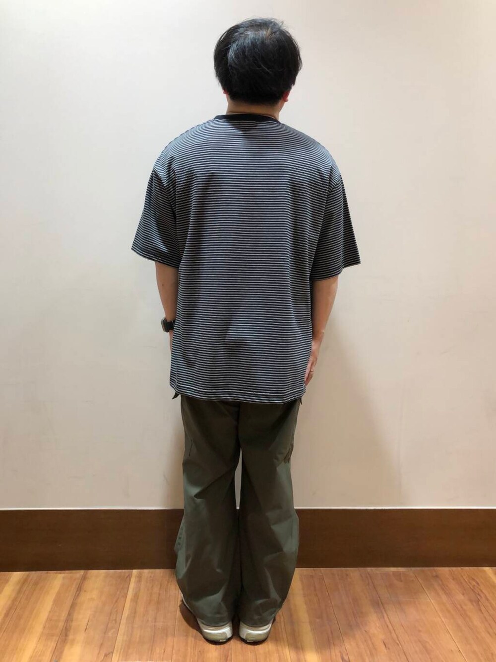 グリーン系のその他パンツ、ブラック系のTシャツ/カットソーを着用したメンズの夏コーディネートの3枚目の写真