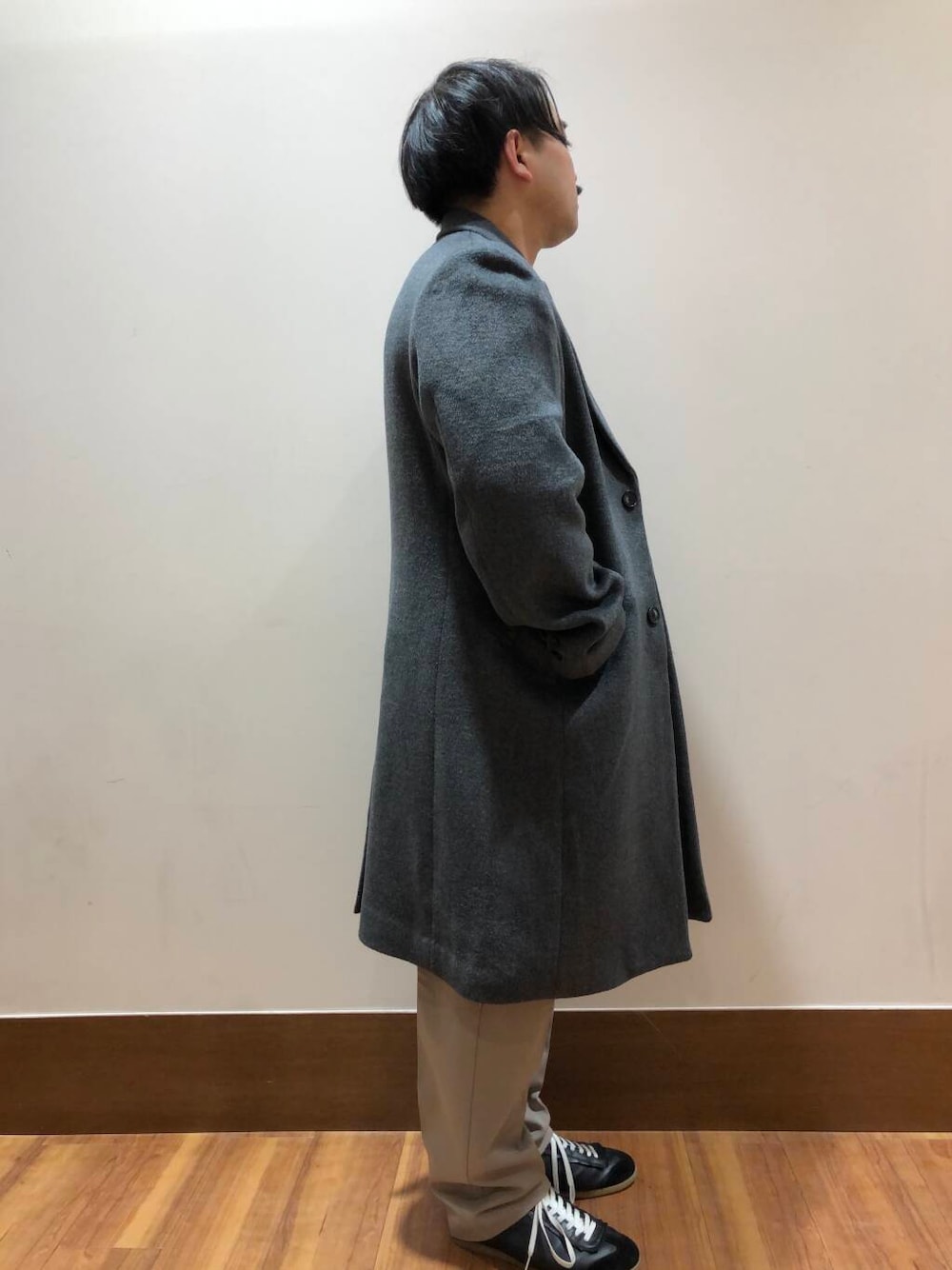 ベージュ系のその他パンツ、ブラック系のニット/セーター、グレー系のその他アウターを着用したメンズの冬コーディネートの2枚目の写真