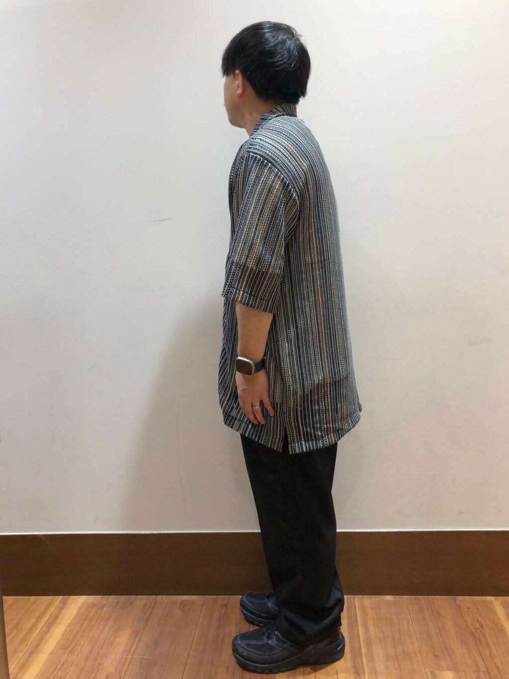 ホワイト系のTシャツ/カットソー、ブラック系のその他パンツ、グリーン系のシャツ/ブラウスを着用したメンズの夏コーディネートの2枚目の写真