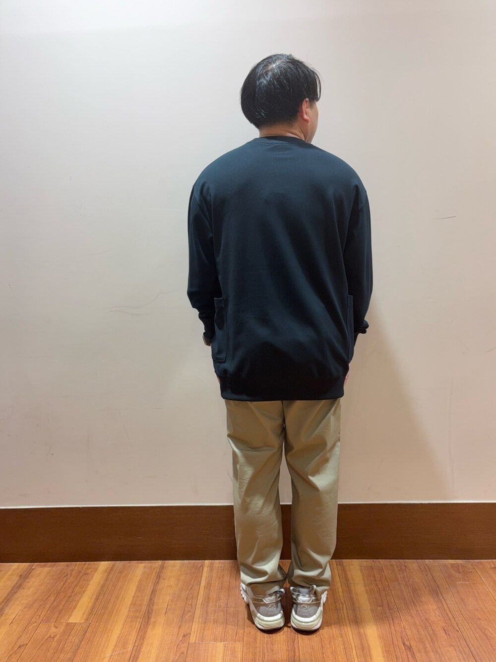 ブラック系のTシャツ/カットソー、ベージュ系のその他パンツを着用したメンズの秋コーディネートの3枚目の写真