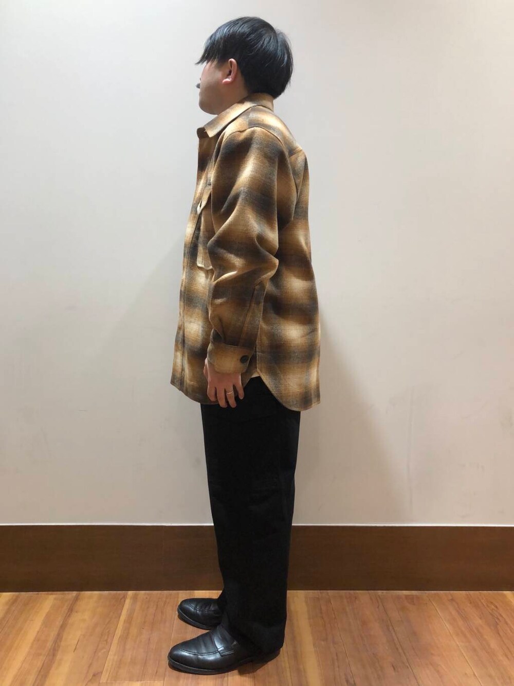 ブラック系のその他パンツ、ベージュ系のスウェット、ブラウン系のその他アウターを着用したメンズの冬コーディネートの4枚目の写真