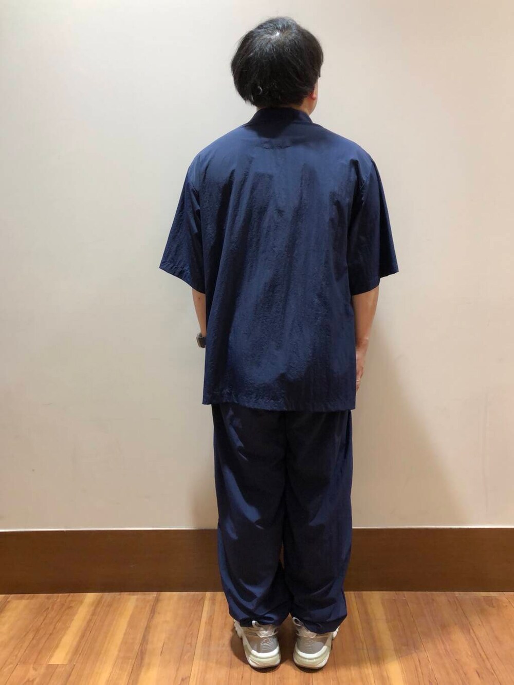 ブルー系のその他パンツ、ブルー系のポロシャツを着用したメンズの春コーディネートの4枚目の写真