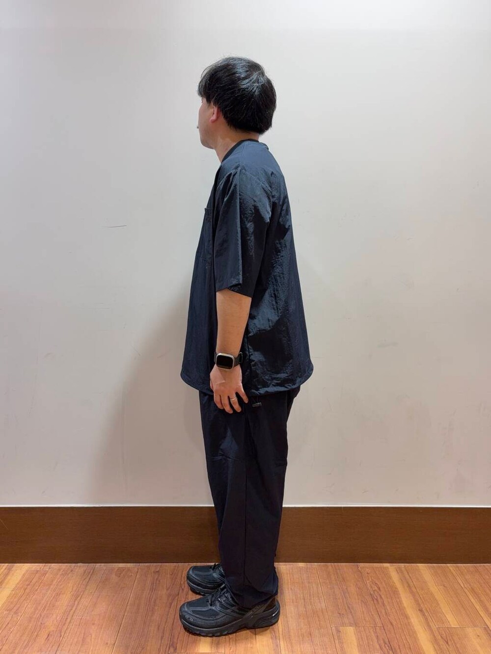 ブラック系のその他パンツ、ブラック系のTシャツ/カットソーを着用したメンズの夏コーディネートの2枚目の写真