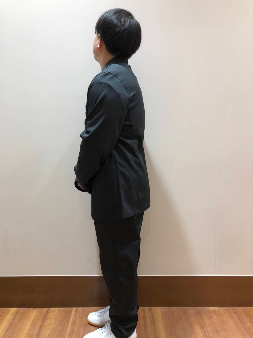 ホワイト系のスニーカー、ホワイト系のTシャツ/カットソー、ブラック系のその他パンツを着用したメンズの冬コーディネートの4枚目の写真