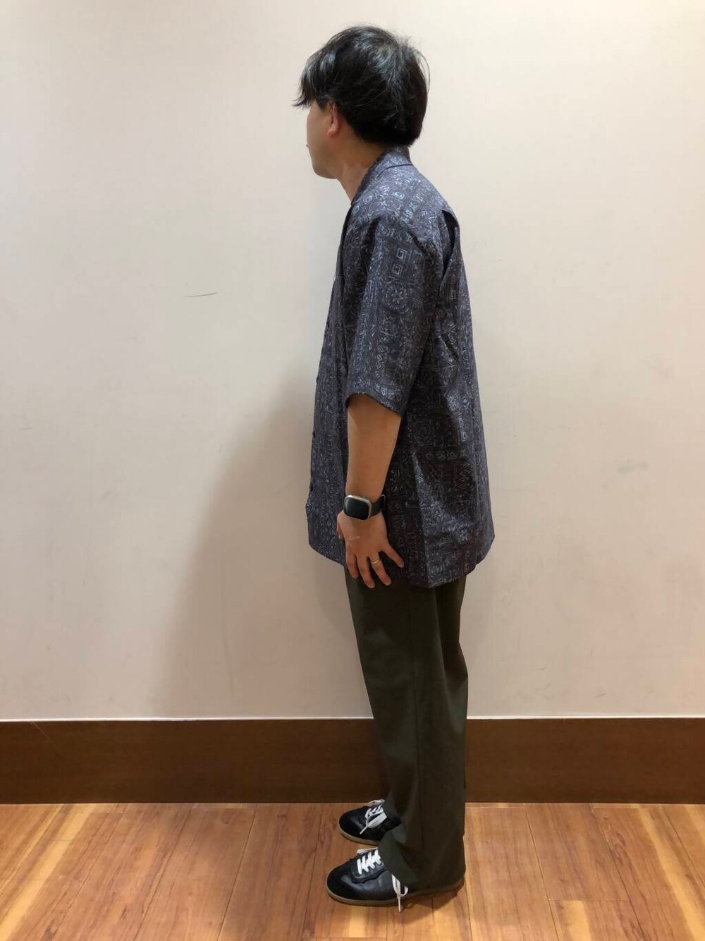 グリーン系のその他パンツを着用したメンズの夏コーディネートの2枚目の写真