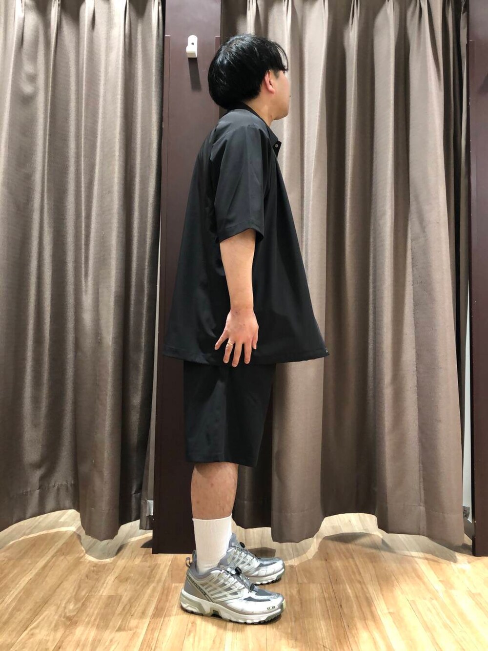 ホワイト系のTシャツ/カットソー、ブラック系のシャツ/ブラウス、ブラック系のその他パンツを着用したメンズの春コーディネートの2枚目の写真