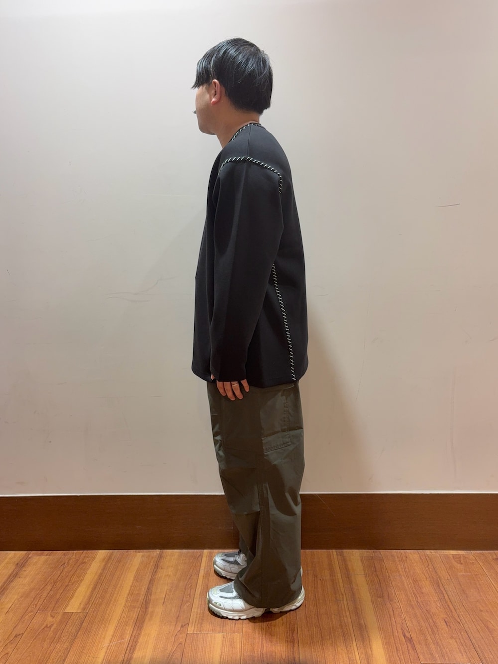 ブラック系のTシャツ/カットソー、グリーン系のその他パンツを着用したメンズの秋コーディネートの2枚目の写真