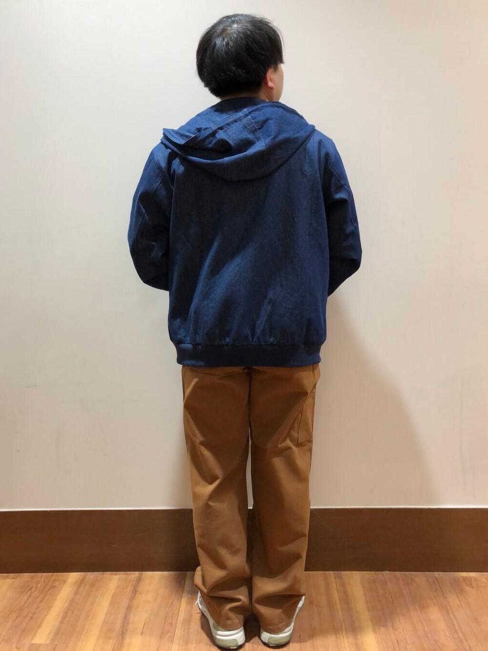 その他のスウェット、ブラウン系のその他パンツ、ブルー系のその他アウターを着用したメンズの冬コーディネートの3枚目の写真