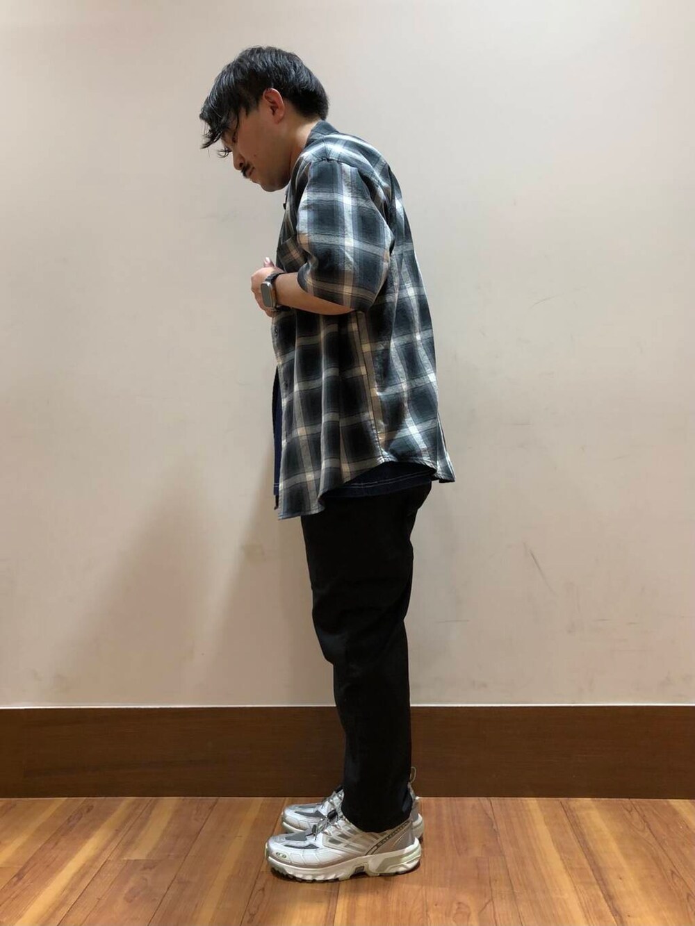 ブラック系のその他パンツ、ブルー系のTシャツ/カットソーを着用したメンズの春コーディネートの4枚目の写真