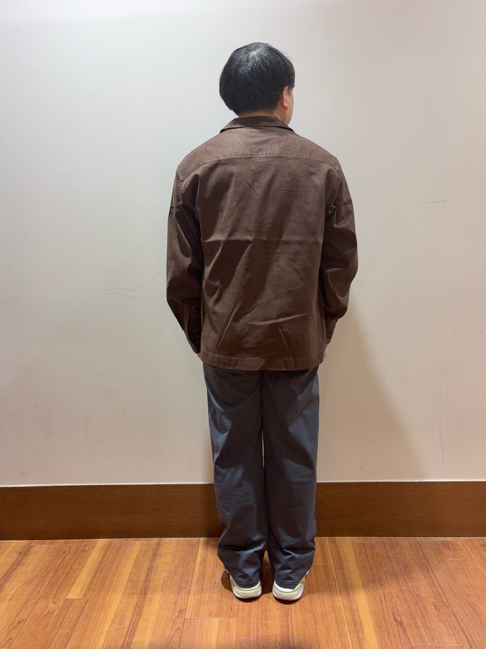 ブラウン系のシャツ/ブラウス、ホワイト系のTシャツ/カットソー、グレー系のその他パンツを着用したメンズの秋コーディネートの3枚目の写真