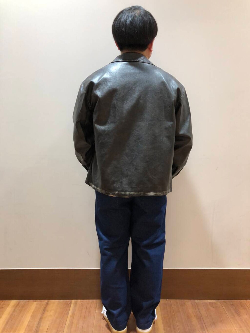 ホワイト系のスニーカー、ブラック系のその他アウター、ブルー系のその他パンツを着用したメンズの冬コーディネートの3枚目の写真