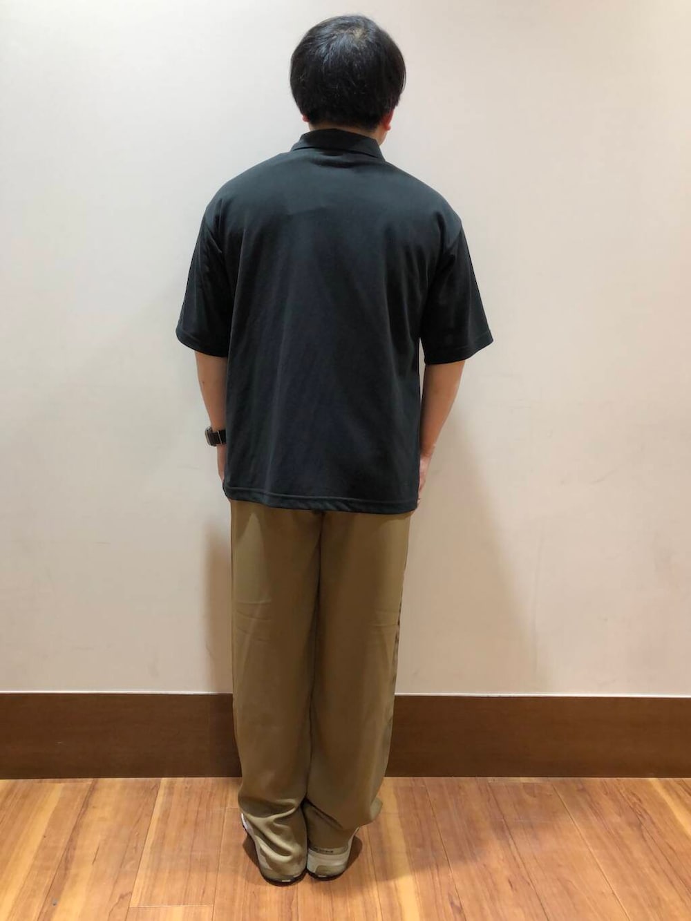 「シンプル、スニーカー、カジュアル、スラックス、Tシャツ、オーバーサイズ、着回し、定番、ワイド、低身長、ベーシック、newarrival、低身長コーデ、ルーズ、ゆったり」｜「ITEMS URBANRESEARCHのTeddy Bear ワンポイント刺繍ポロシャツ（Tシャツ/カットソー、ブラック系）」を使った、TORU OKIさん（メンズ・163cm）の夏コーディネートの3枚目の写真