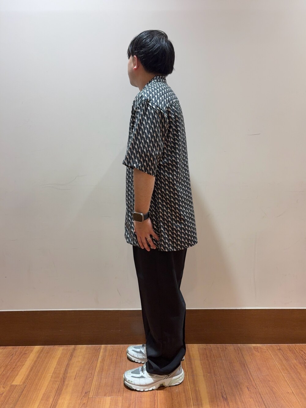 ブルー系のシャツ/ブラウス、ホワイト系のTシャツ/カットソー、ブラック系のその他パンツを着用したメンズの夏コーディネートの2枚目の写真