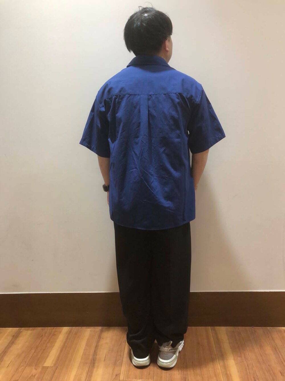 ブルー系のシャツ/ブラウスを着用したメンズの夏コーディネートの4枚目の写真