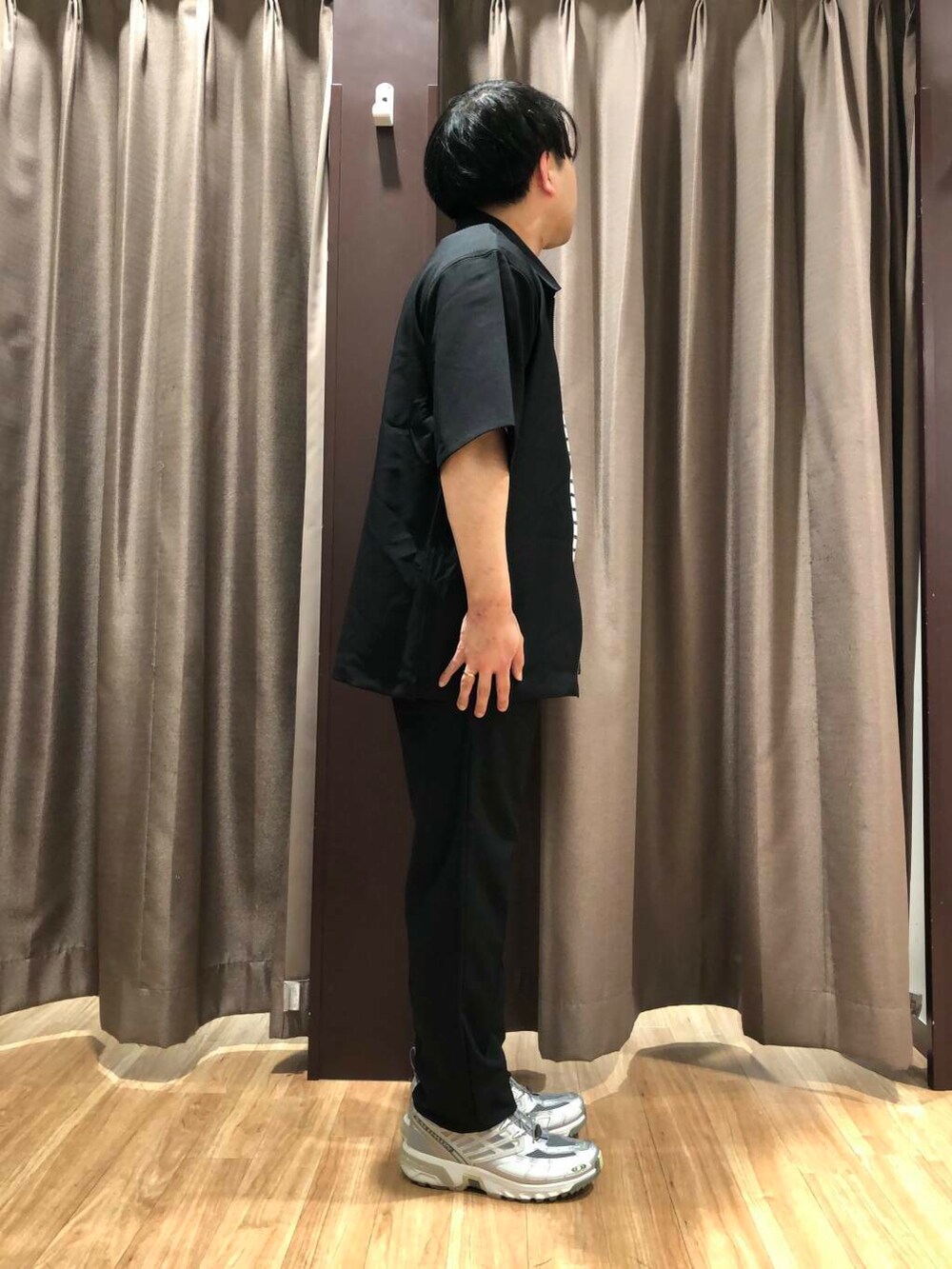 ブラック系のシャツ/ブラウスを着用したメンズの春コーディネートの2枚目の写真