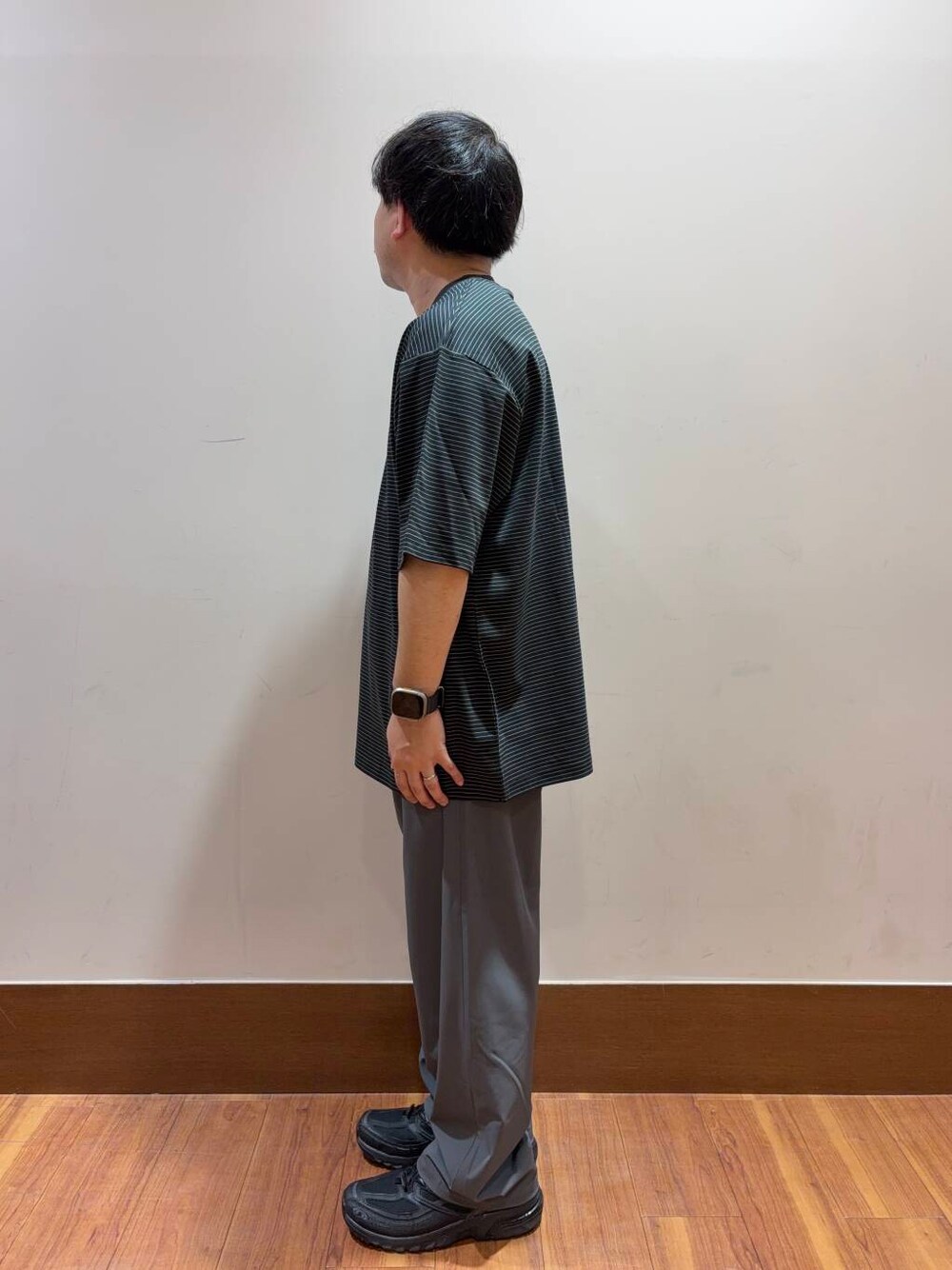 ブラック系のTシャツ/カットソー、グレー系のその他パンツを着用したメンズの夏コーディネートの2枚目の写真