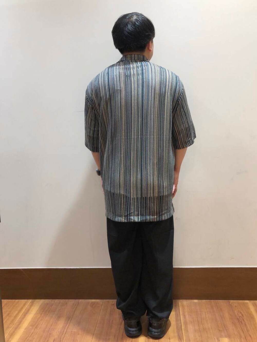 ホワイト系のTシャツ/カットソー、ブラック系のその他パンツ、グリーン系のシャツ/ブラウスを着用したメンズの夏コーディネートの3枚目の写真