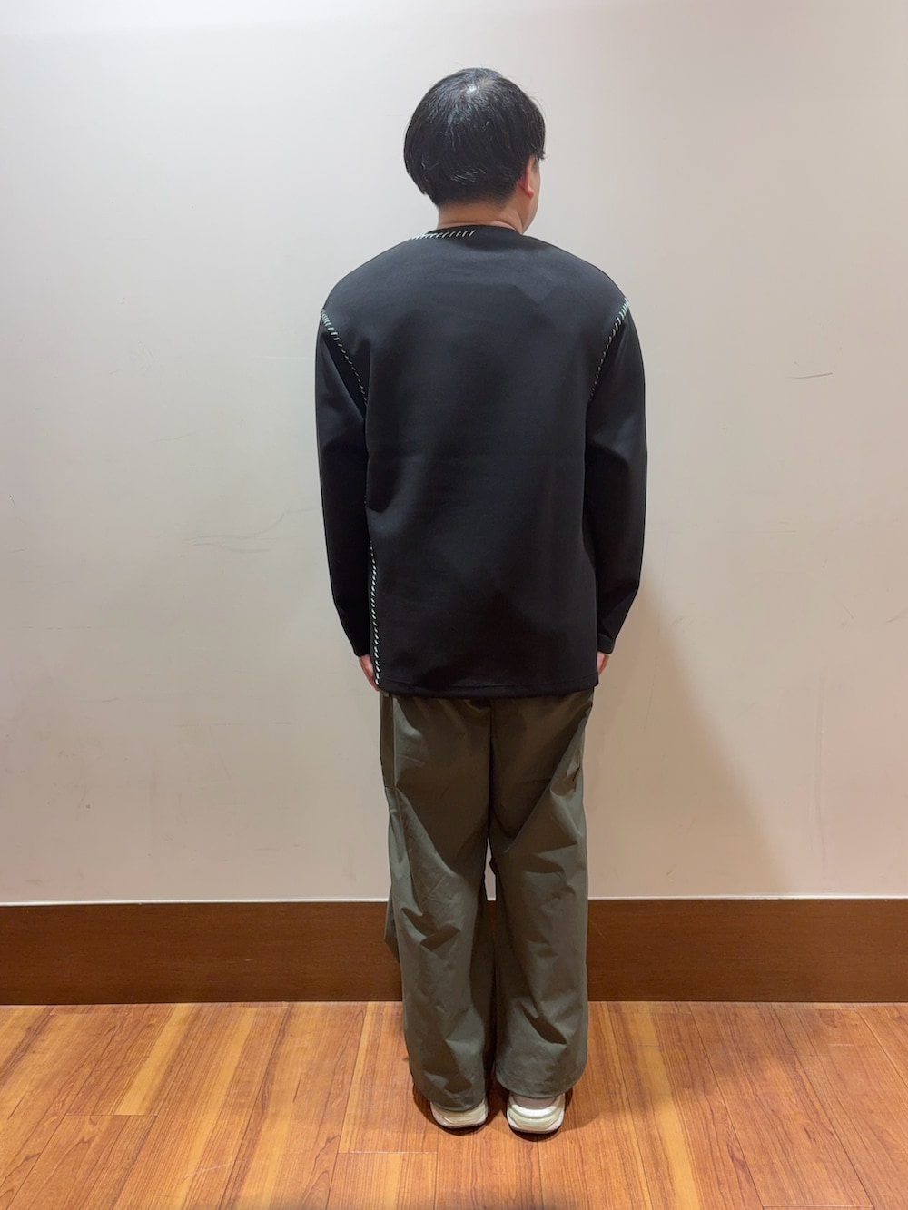 ブラック系のTシャツ/カットソー、グリーン系のその他パンツを着用したメンズの秋コーディネートの3枚目の写真