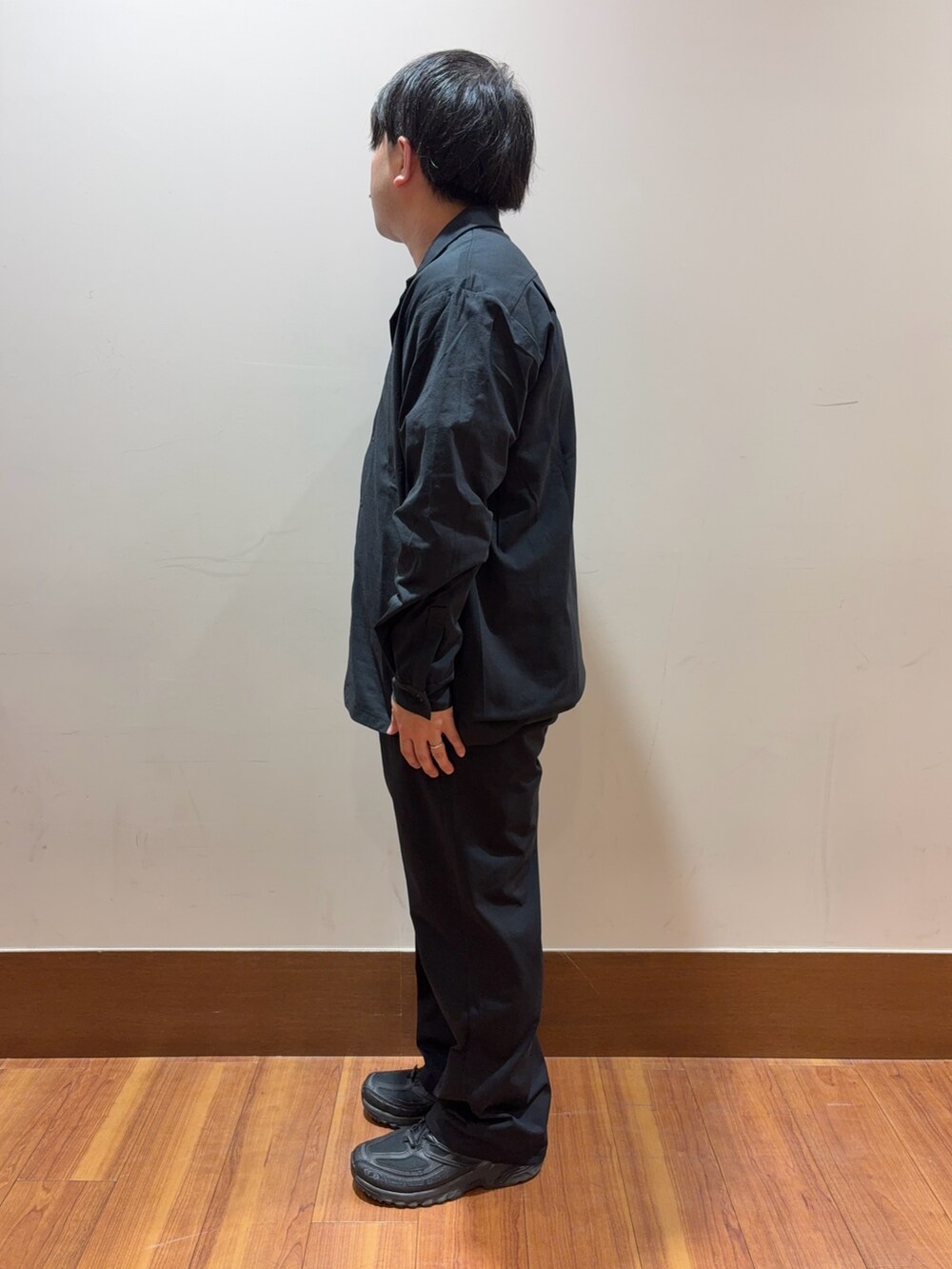 グリーン系のTシャツ/カットソー、ブラック系のシャツ/ブラウス、ブラック系のその他パンツを着用したメンズの秋コーディネートの2枚目の写真