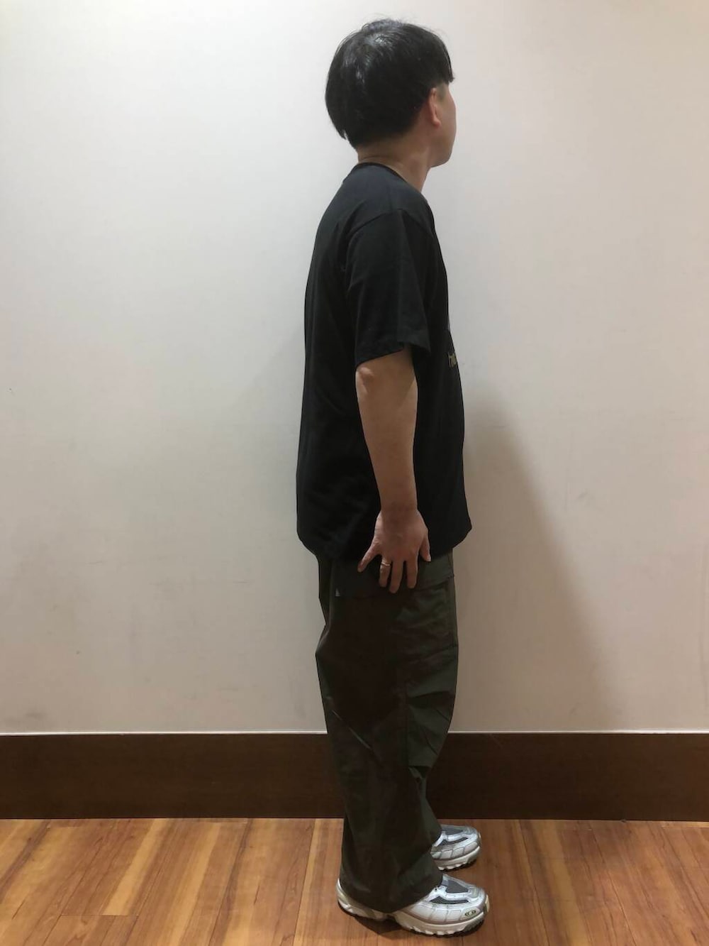 グリーン系のその他パンツ、ブラック系のTシャツ/カットソーを着用したメンズの夏コーディネートの2枚目の写真