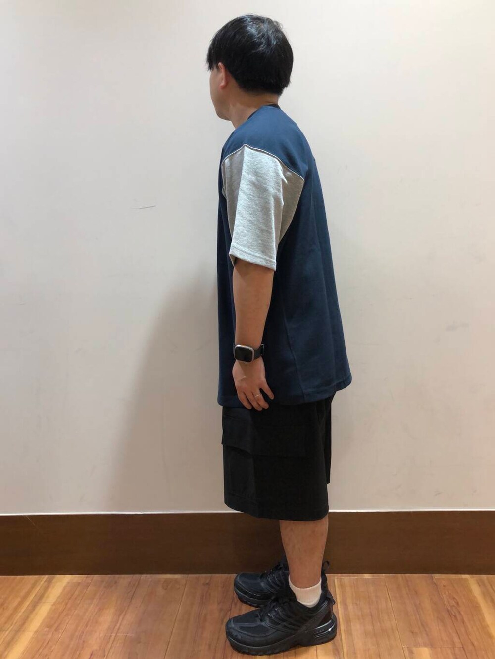 ブラック系のその他パンツ、ブルー系のTシャツ/カットソーを着用したメンズの夏コーディネートの2枚目の写真