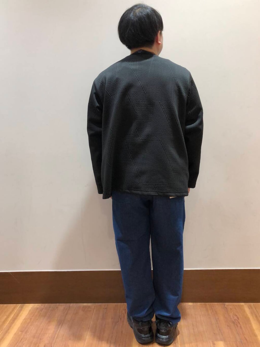 ブルー系のその他パンツ、ブラック系のカーディガン/ボレロ、ホワイト系のTシャツ/カットソーを着用したメンズの春コーディネートの4枚目の写真