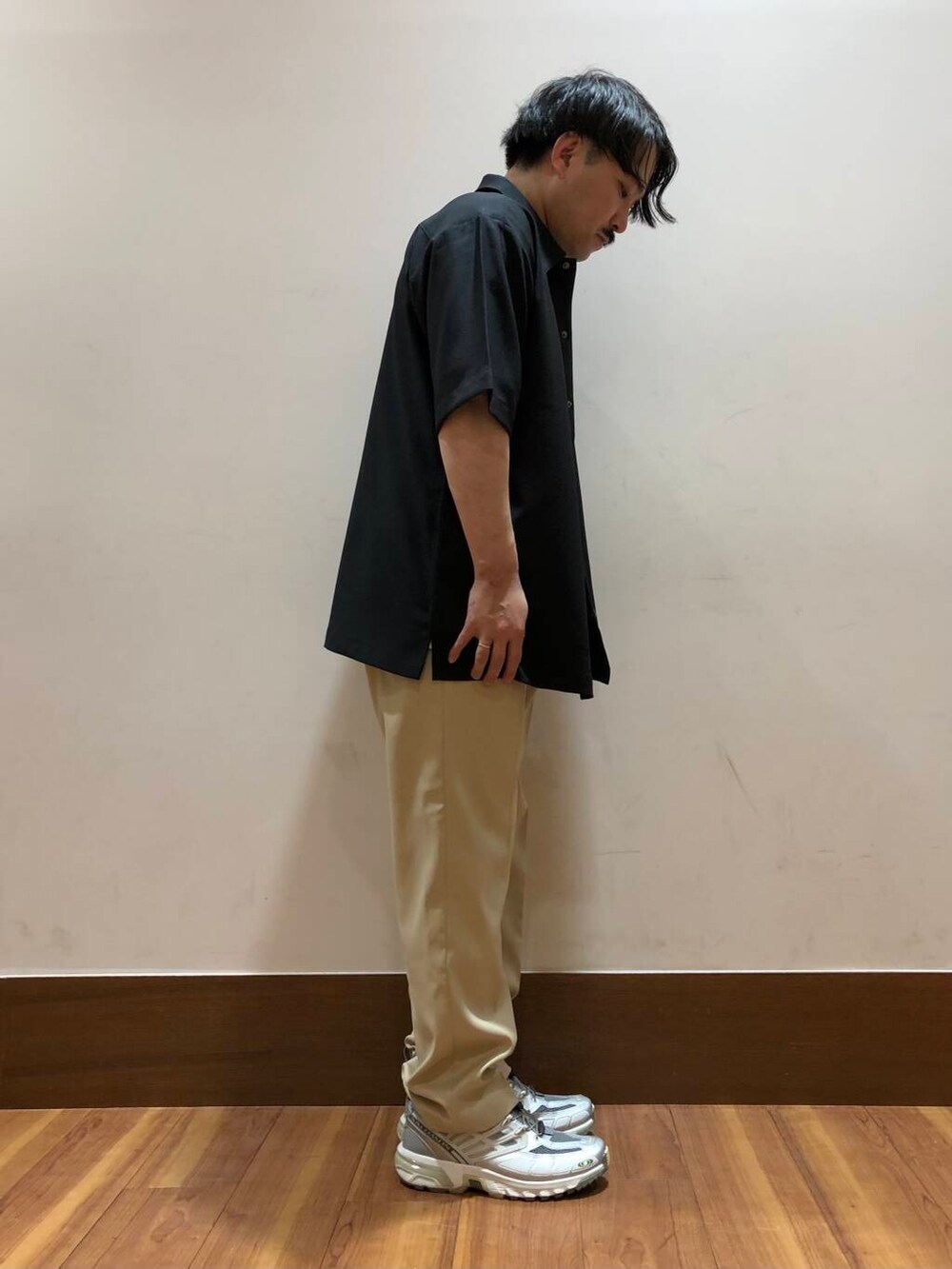 ブラック系のシャツ/ブラウス、ベージュ系のその他パンツを着用したメンズの春コーディネートの2枚目の写真