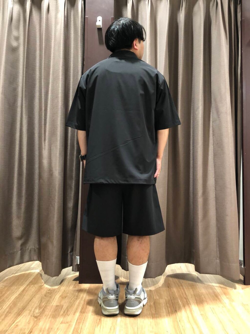 ホワイト系のTシャツ/カットソー、ブラック系のシャツ/ブラウス、ブラック系のその他パンツを着用したメンズの春コーディネートの3枚目の写真