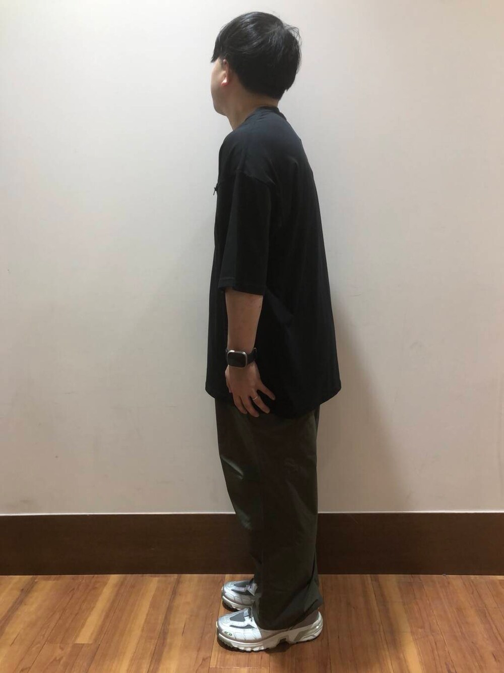 グリーン系のその他パンツ、ブラック系のTシャツ/カットソーを着用したメンズの夏コーディネートの3枚目の写真