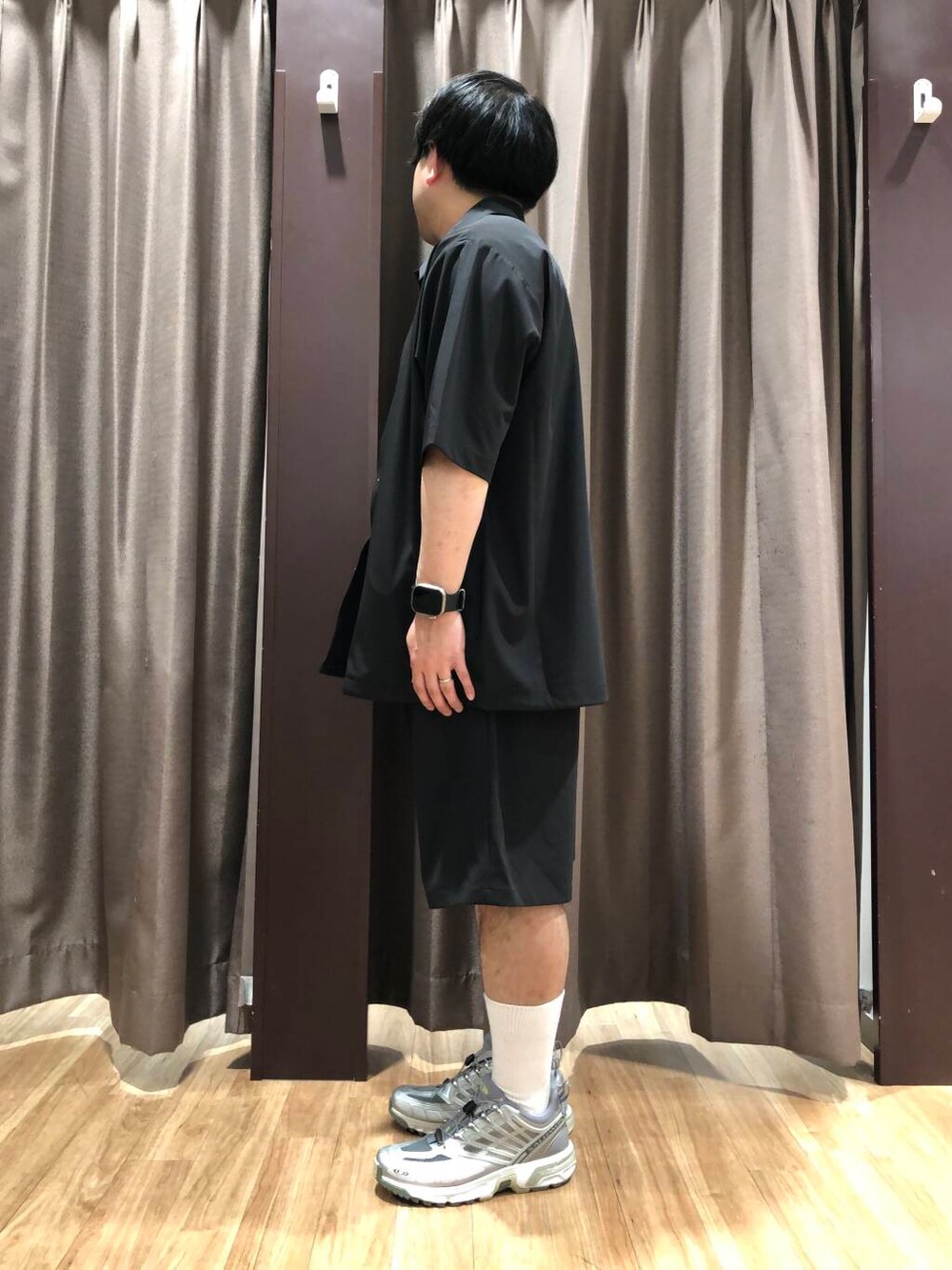 ホワイト系のTシャツ/カットソー、ブラック系のシャツ/ブラウス、ブラック系のその他パンツを着用したメンズの春コーディネートの4枚目の写真