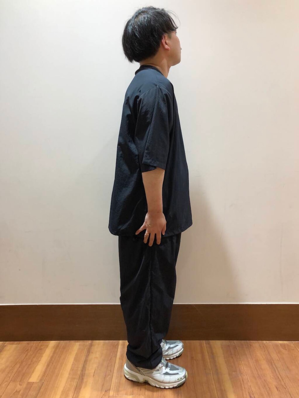 ブラック系のその他パンツ、ブラック系のTシャツ/カットソーを着用したメンズの春コーディネートの2枚目の写真