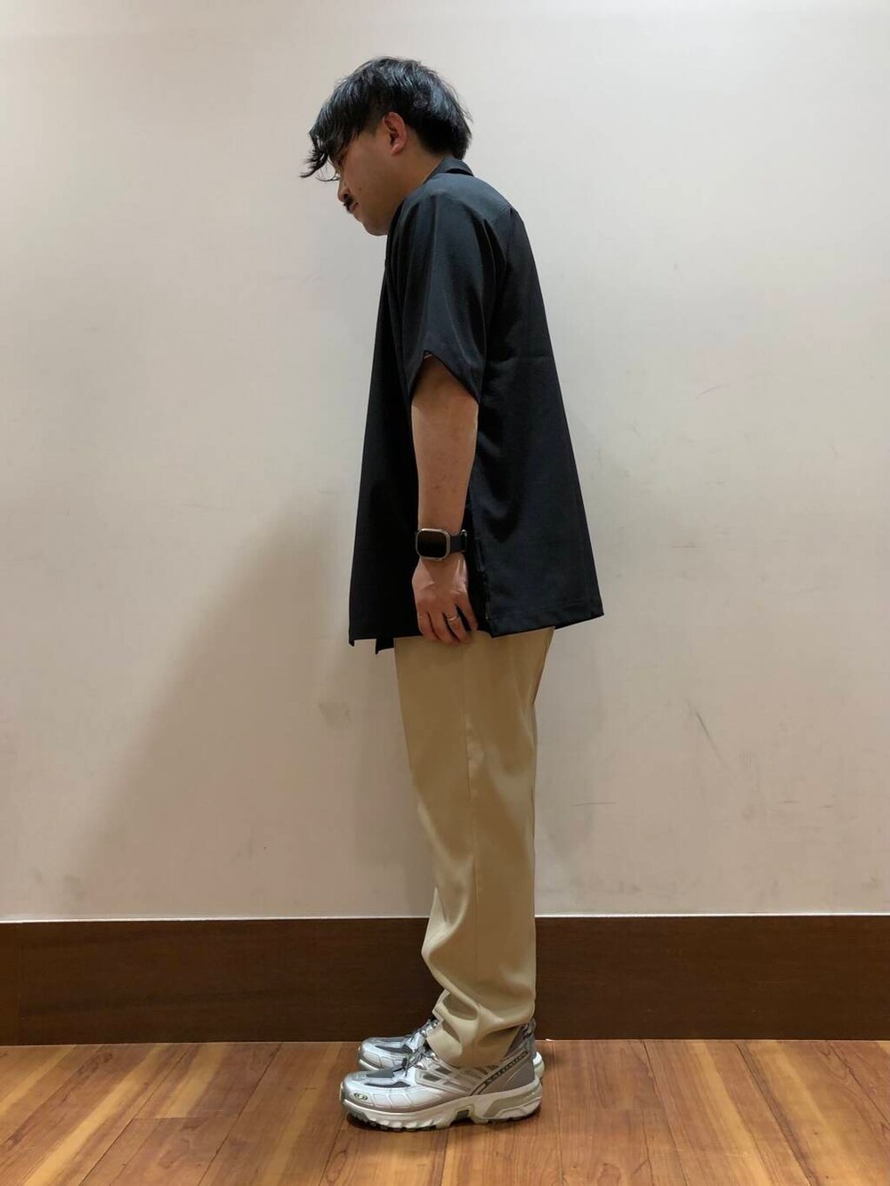 ブラック系のシャツ/ブラウス、ベージュ系のその他パンツを着用したメンズの春コーディネートの4枚目の写真