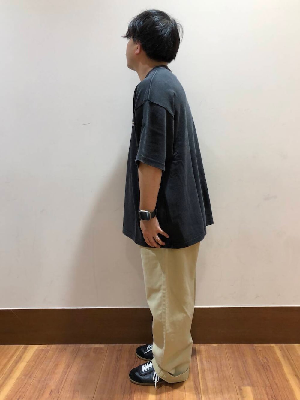 ベージュ系のその他パンツ、グレー系のTシャツ/カットソーを着用したメンズの夏コーディネートの2枚目の写真