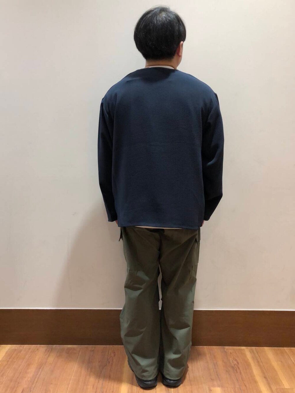 グリーン系のその他パンツ、ブルー系のカーディガン/ボレロを着用したメンズの春コーディネートの4枚目の写真